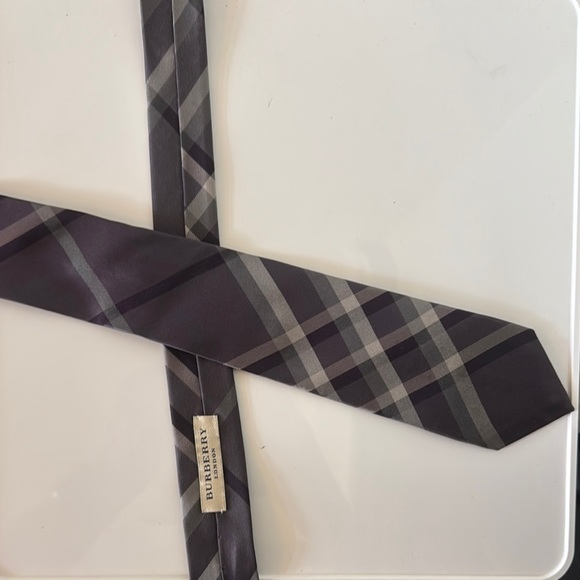 Burberry Tie Shades of Gray / Diagonal Stripes - Picture 4 of 4